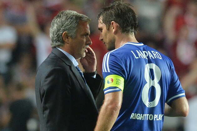 Chelsea's Portuguese manager Jose Mourinho (L) speaks to Chelsea's English midfielder Frank Lampard during the UEFA Super Cup football match FC Bayern Munich vs Chelsea FC on August 30, 2013 at the Eden Stadium, in Prague. AFP PHOTO / MICHAL CIZEK        (Photo credit should read MICHAL CIZEK/AFP/Getty Images)