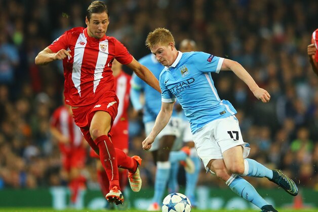 MANCHESTER, ENGLAND - OCTOBER 21:  Kevin De Bruyne of Manchester City takes on Grzegorz Krychowiak of Sevilla during the UEFA Champions League Group D match between Manchester City and Sevilla at Etihad Stadium on October 21, 2015 in Manchester, United Kingdom.  (Photo by Richard Heathcote/Getty Images)