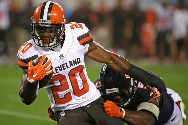 CHICAGO, IL - SEPTEMBER 03: Shaun Draughn #20 of the Cleveland Browns breaks away from Mason Foster #53 of the Chicago Bears during a preseason game at Soldier Field on September 3, 2015 in Chicago, Illinois. (Photo by Jonathan Daniel/Getty Images)