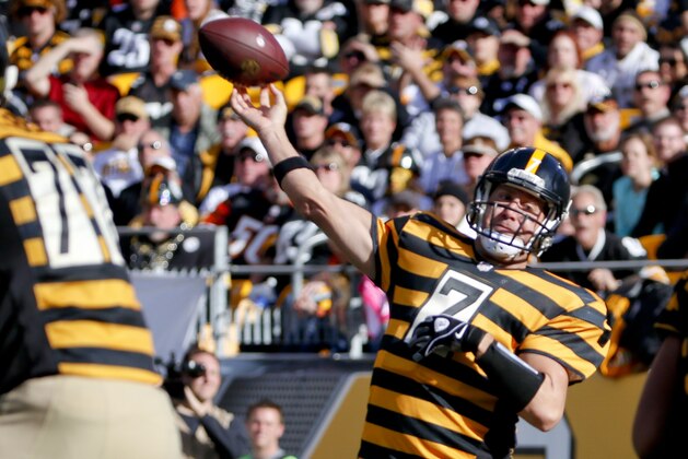 Pittsburgh Steelers quarterback Ben Roethlisberger (7) plays in an NFL football game against the Cincinnati Bengals, Sunday, Nov. 1, 2015, in Pittsburgh. (AP Photo/Gene J. Puskar)