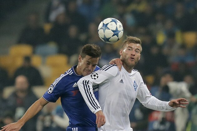 Kiev's Andriy Yarmolenko, right, and Chelsea's Cesar Azpilicueta challenge for the ball during the Champions League Group G soccer match between Dynamo Kiev and Chelsea at the Olympiyskiy Stadium in Kiev, Ukraine, Tuesday, Oct. 20, 2015. (AP Photo/Efrem Lukatsky)
