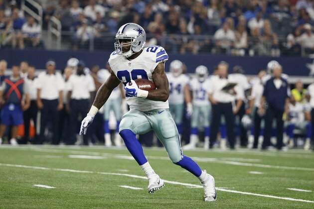 Dallas Cowboys running back Darren McFadden looks for running room against the New York Giants in an NFL football game Sunday, Sept. 13, 2015, in Arlington, Texas. (AP Photo/Tony Gutierrez)