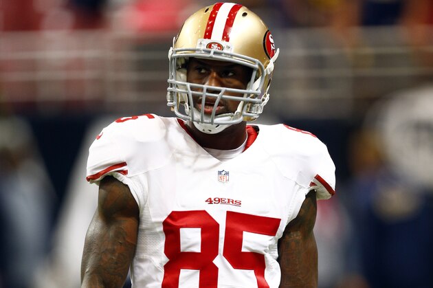 San Francisco 49ers tight end Vernon Davis warms up before the start of an NFL football game between the St. Louis Rams and the San Francisco 49ers Sunday, Nov. 1, 2015, in St. Louis. (AP Photo/Billy Hurst)