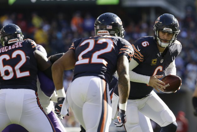 Chicago Bears quarterback Jay Cutler (6) hands off the ball to running back Matt Forte (22) during the first half of an NFL football game against the Minnesota Vikings, Sunday, Nov. 1, 2015, in Chicago. (AP Photo/Nam Y. Huh)