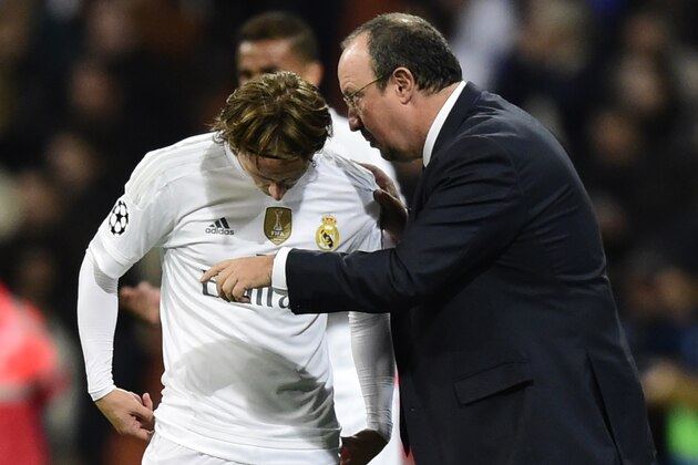 Real Madrid's coach Rafael Benitez (R) speaks with Real Madrid's Croatian midfielder Luka Modric during the UEFA Champions League football match Real Madrid CF vs Paris Saint-Germain (PSG) at the Santiago Bernabeu stadium in Madrid on November 3, 2015.   AFP PHOTO / JAVIER SORIANO        (Photo credit should read JAVIER SORIANO/AFP/Getty Images)