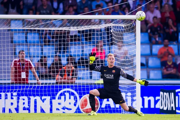 VIGO, SPAIN - SEPTEMBER 23: Marc-Andre Ter Stegen of FC Barcelona watches the ball as Iago Aspas of Celta Vigo scores his team's second goal during the La Liga match between Celta Vigo and FC Barcelona at Estadio Balaidos on September 23, 2015 in Vigo, Spain. (Photo by Alex Caparros/Getty Images) VIGO, SPAIN - SEPTEMBER 23: Marc-Andre Ter Stegen of FC Barcelona watches the ball as Iago Aspas of Celta Vigo scores his team's second goal during the La Liga match between Celta Vigo and FC Barcelona at Estadio Balaidos on September 23, 2015 in Vigo, Spain. (Photo by Alex Caparros/Getty Images)