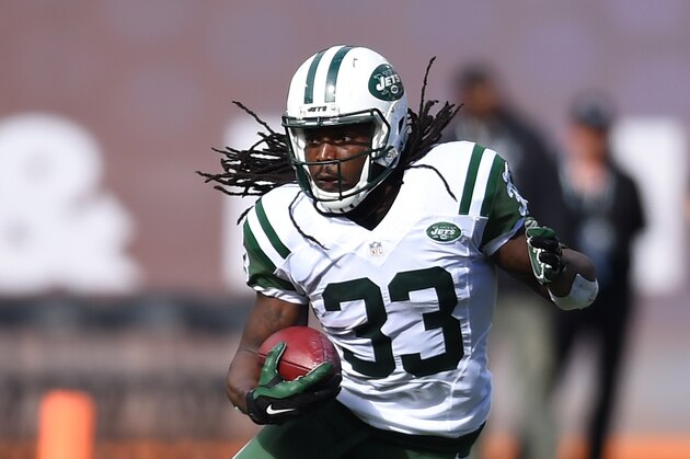 OAKLAND, CA - NOVEMBER 01:  Running back Chris Ivory #33 of the New York Jets rushes with the ball against the Oakland Raiders during the first quarter at O.co Coliseum on November 1, 2015 in Oakland, California.  (Photo by Thearon W. Henderson/Getty Images)