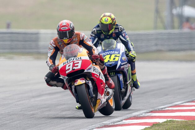 KUALA LUMPUR, MALAYSIA - OCTOBER 25:  Marc Marquez of Spain and Repsol Honda Team leads Valentino Rossi of Italy and Movistar Yamaha MotoGP during the MotoGP race during the MotoGP Of Malaysia at Sepang Circuit on October 25, 2015 in Kuala Lumpur, Malaysia.  (Photo by Mirco Lazzari gp/Getty Images)