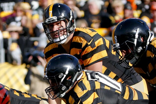 Pittsburgh Steelers quarterback Ben Roethlisberger (7) plays in an NFL football game against the Cincinnati Bengals, Sunday, Nov. 1, 2015, in Pittsburgh. (AP Photo/Gene J. Puskar)