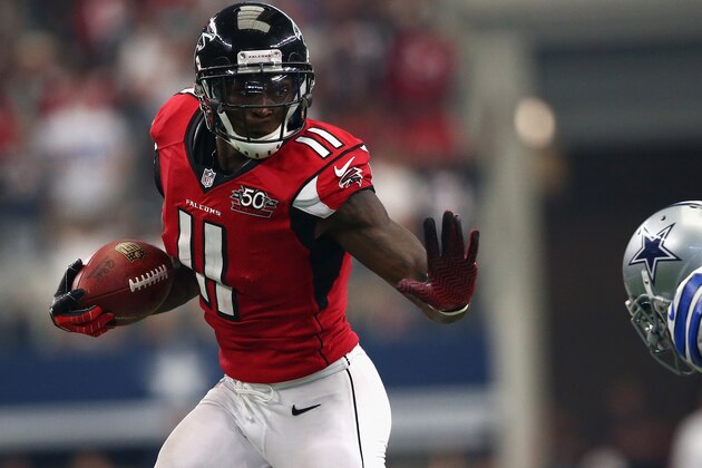ARLINGTON, TX - SEPTEMBER 27:  Julio Jones #11 of the Atlanta Falcons runs for a touchdown against the Dallas Cowboys at AT&T Stadium on September 27, 2015 in Arlington, Texas.  (Photo by Ronald Martinez/Getty Images)