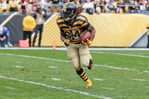 Pittsburgh Steelers running back DeAngelo Williams (34) plays in an NFL football game against the Cincinnati Bengals, Sunday, Nov. 1, 2015, in Pittsburgh. (AP Photo/Gene J. Puskar)
