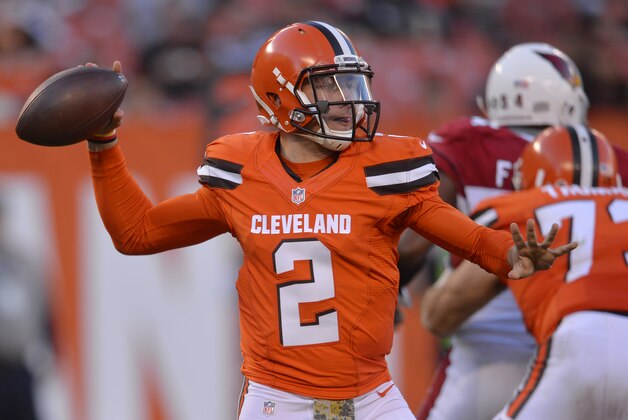 El quarterback de Cleveland, Johnny Manziel, pasa en un partido contra Arizona el domingo, 1 de noviembre de 2015, en Cleveland. (AP Photo/David Richard)