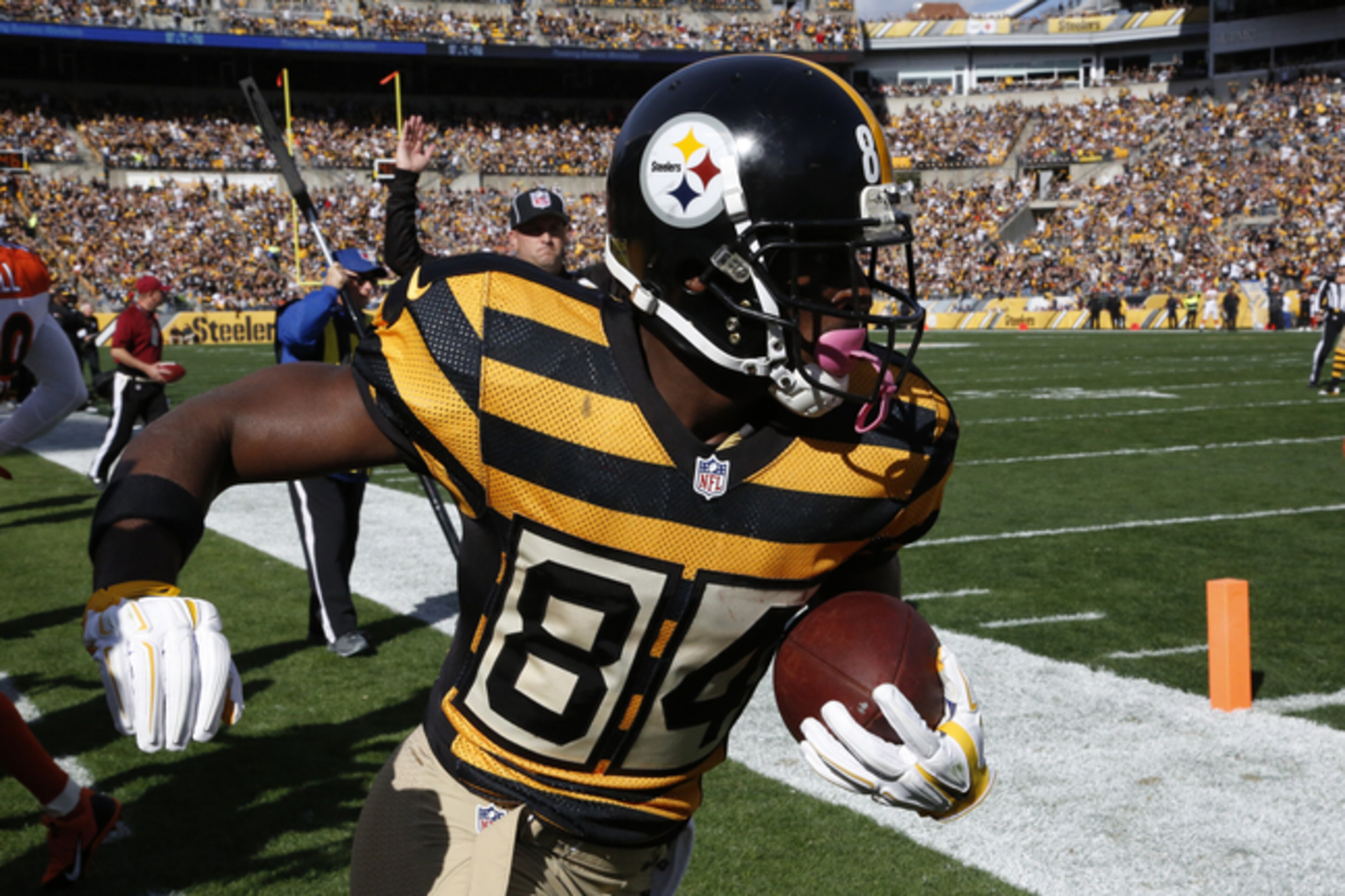 Pittsburgh Steelers wide receiver Antonio Brown (84) plays in an NFL football game against the Cincinnati Bengals, Sunday, Nov. 1, 2015, in Pittsburgh. (AP Photo/Gene Puskar)