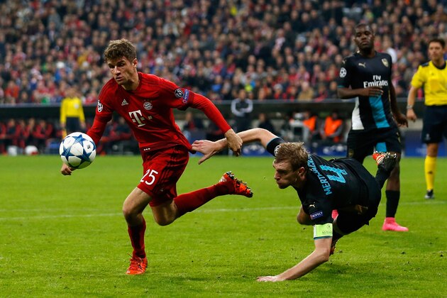 MUNICH, GERMANY - NOVEMBER 04:  Per Mertesacker (R) of Arsenal challenges Thomas Mueller (L) of Bayern Muenchen during the UEFA Champions League Group F match between FC Bayern Muenchen and Arsenal FC at Allianz Arena on November 4, 2015 in Munich, Germany.  (Photo by Boris Streubel/Getty Images)