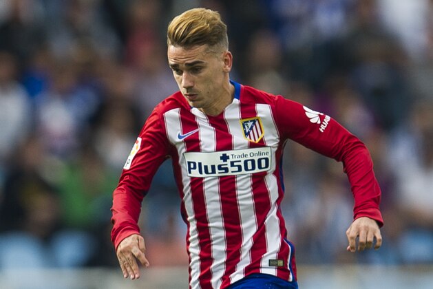SAN SEBASTIAN, SPAIN - OCTOBER 18: Antoine Griezmann of Atletico de Madrid controls the ball during the La Liga match between Real Sociedad de Futbol and Atletico de Madrid at Estadio Anoeta on October 18, 2015 in San Sebastian, Spain.  (Photo by Juan Manuel Serrano Arce/Getty Images)