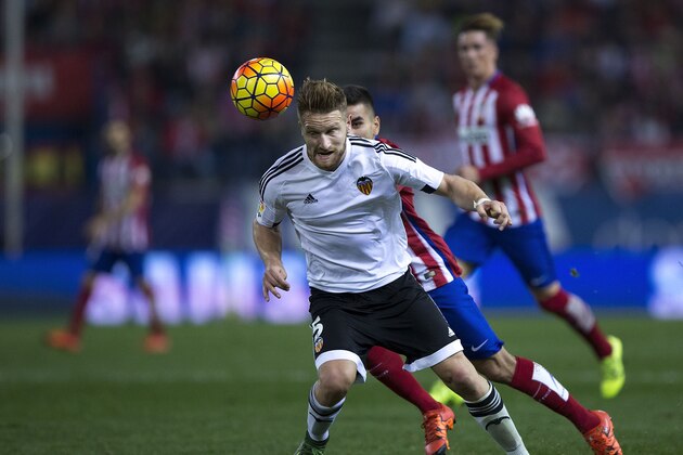 MADRID, SPAIN - OCTOBER 25: Shkodran Mustafi of Valencia CF wins the header after Angel Martin Correa of Atletico de Madrid during the La Liga amtch between Club Atletico de Madrid and Valencia CF at Vicente Calderon Stadium on October 25, 2015 in Madrid, Spain.  (Photo by Gonzalo Arroyo Moreno/Getty Images)