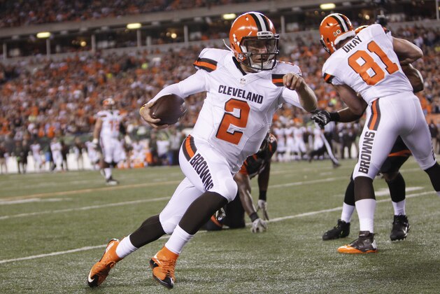 Cleveland Browns quarterback Johnny Manziel (2) runs the ball during the first half of an NFL football game against the Cincinnati Bengals, Thursday, Nov. 5, 2015, in Cincinnati. (AP Photo/Frank Victores)
