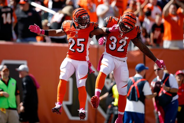 CINCINNATI, OH - OCTOBER 4:  Giovani Bernard #25 of the Cincinnati Bengals is congratulated by Jeremy Hill #32 of the Cincinnati Bengals after scoring a touchdown during the first quarter of the game against the Kansas City Chiefs at Paul Brown Stadium on October 4, 2015 in Cincinnati, Ohio. (Photo by Joe Robbins/Getty Images)
