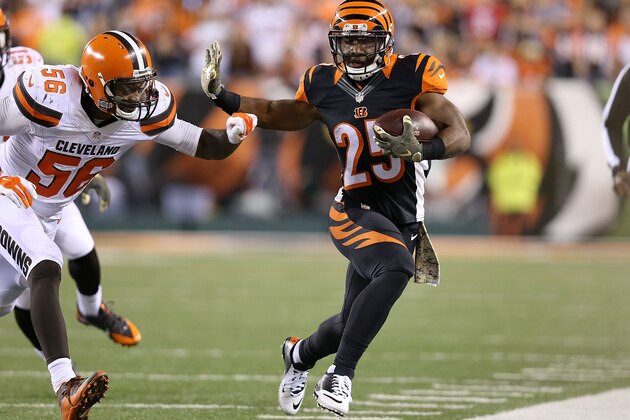 CINCINNATI, OH - NOVEMBER 5:  Karlos Dansby #56 of the Cleveland Browns forces Giovani Bernard #25 of the Cincinnati Bengals out of bounds during the fourth quarter at Paul Brown Stadium on November 5, 2015 in Cincinnati, Ohio. (Photo by Andy Lyons/Getty Images)