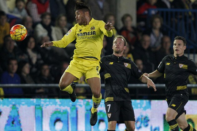 Villarreal's Mexican forward Jonathan dos Santos (L) vies Sevilla's Danish midfielder Michael Krohn-Dehli during the Spanish league football match Villarreal CF vs Sevilla FC at El Madrigal stadium in Villareal on October 31, 2015.  AFP PHOTO / JOSE JORDAN        (Photo credit should read JOSE JORDAN/AFP/Getty Images)