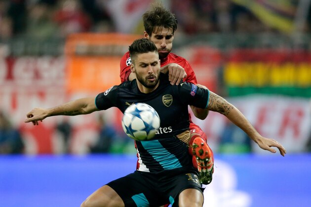 (L-R) Olivier Giroud of Arsenal, Javi Martinez of Bayern Munchen during the Champion League group F match between FC Bayern Munich and Arsenal FC on November 4, 2015 at the Allianz Arena in Munich, Germany(Photo by VI Images via Getty Images)