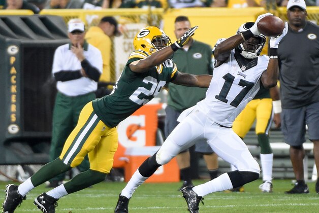 Aug 29, 2015; Green Bay, WI, USA; Philadelphia Eagles wide receiver Nelson Agholor (17) catches a pass against Green Bay Packers cornerback Casey Hayward (29) in the second quarter at Lambeau Field. Mandatory Credit: Benny Sieu-USA TODAY Sports Aug 29, 2015; Green Bay, WI, USA; Philadelphia Eagles wide receiver Nelson Agholor (17) catches a pass against Green Bay Packers cornerback Casey Hayward (29) in the second quarter at Lambeau Field. Mandatory Credit: Benny Sieu-USA TODAY Sports