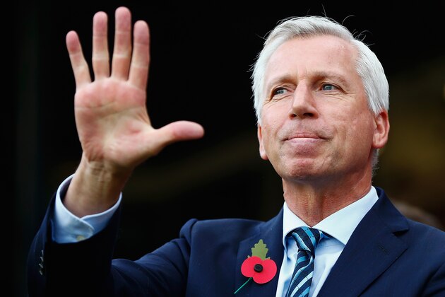 LONDON, ENGLAND - OCTOBER 31:  Alan Pardew,Manager of Crystal Palace looks on during the Barclays Premier League match between Crystal Palace and Manchester United at Selhurst Park on October 31, 2015 in London, England.  (Photo by Jordan Mansfield/Getty Images)