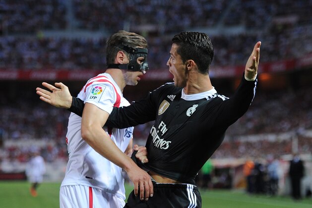 SEVILLE, SPAIN - MAY 02:  Cristiano Ronaldo of Real Madrid battles with Grzegorz Krychowiak of Sevilla CF
during the La Liga match between Sevilla FC and Real Madrid CF at Estadio Ramon Sanchez Pizjuan on May 2, 2015 in Seville, Spain.  (Photo by Denis Doyle/Getty Images)