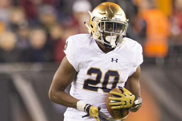 PHILADELPHIA, PA - OCTOBER 31: C.J. Prosise #20 of the Notre Dame Fighting Irish runs with the ball in the game against the Temple Owls on October 31, 2015 at Lincoln Financial Field in Philadelphia, Pennsylvania. (Photo by Mitchell Leff/Getty Images)