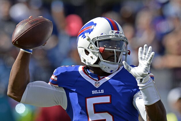 El quarterback de los Bills de Búfalo, Tyrod Taylor, lanza un pase en la primera mitad del encuentro del domingo 11 de octubre de 2015, frente a los Titans de Tennessee (AP Foto/Mark Zaleski)