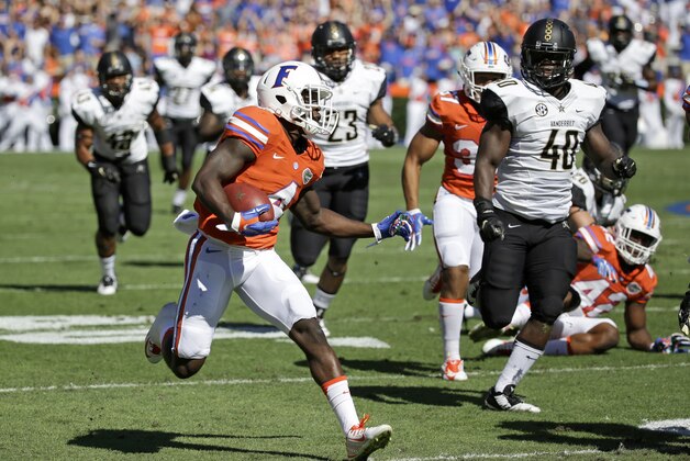 Florida's Brandon Powell, front left, runs past the Vanderbilt defense including linebacker Ja'karri Thomas (40) on a 66-yard kick off return during the first half of an NCAA college football game, Saturday, Nov. 7, 2015, in Gainesville, Fla. (AP Photo/John Raoux)