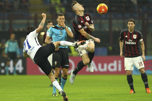 MILAN, ITALY - NOVEMBER 07:  Juraj Kucka (R) of AC Milan is challenged by Luca Cigarini (L) of Atalanta BC during the Serie A match between AC Milan and Atalanta BC at Stadio Giuseppe Meazza on November 7, 2015 in Milan, Italy.  (Photo by Marco Luzzani/Getty Images)