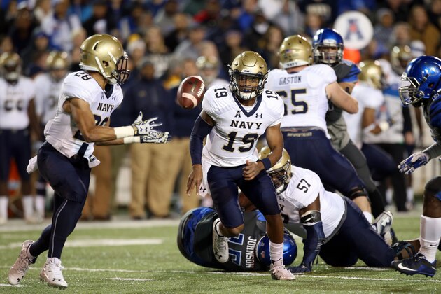 MEMPHIS, TN - NOVEMBER 7: Keenan Reynolds #19 of the Navy Midshipmen laterals the ball to Dishan Romine #28 of the Navy Midshipmen against the Memphis Tigers on November 7, 2015 at Liberty Bowl Memorial Stadium in Memphis, Tennessee. (Photo by Joe Murphy/Getty Images)
