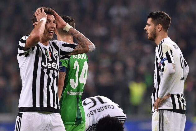 TURIN, ITALY - OCTOBER 21:  Mario Mandzukic (L) of Juventus reacts during the UEFA Champions League group stage match between Juventus and VfL Borussia Moenchengladbach at Juventus Arena on October 21, 2015 in Turin, Italy.  (Photo by Valerio Pennicino/Getty Images)