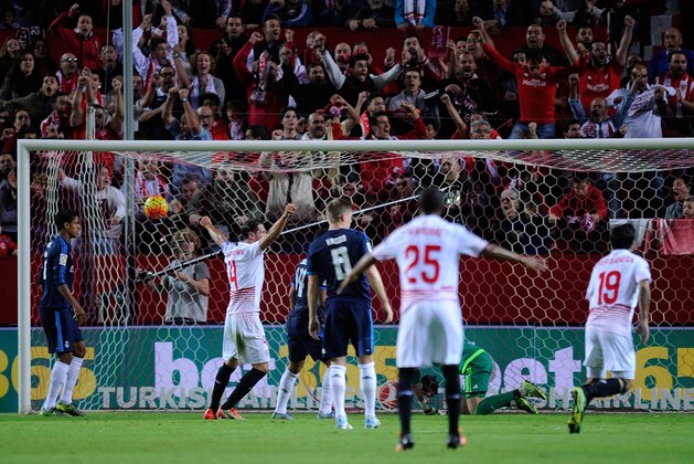 SEVILLE, SPAIN - NOVEMBER 08:  Sevilla FC players celebrate after scoring their opening goal during the La Liga match between Sevilla FC and Real Madrid CF at Estadio Ramon Sanchez Pizjuan on November 8, 2015 in Seville, Spain.  (Photo by Denis Doyle/Getty Images)