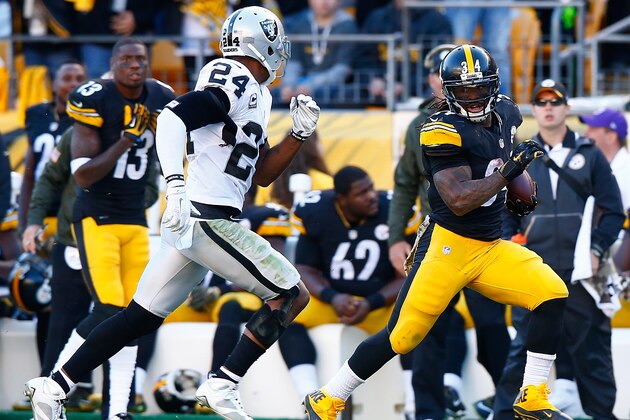 PITTSBURGH, PA - NOVEMBER 08:  DeAngelo Williams #34 of the Pittsburgh Steelers runs the ball past Charles Woodson #24 of the Oakland Raiders during the 2nd half of the game at Heinz Field on November 8, 2015 in Pittsburgh, Pennsylvania.  (Photo by Jared Wickerham/Getty Images)