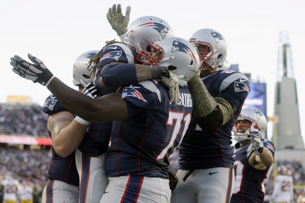 Los Patriots de Nueva Inglaterra celebran un touchdown de Brandon Bolden ante los Redskins de Washington, el domingo 8 de noviembre de 2015 (AP Foto/Steven Senne)