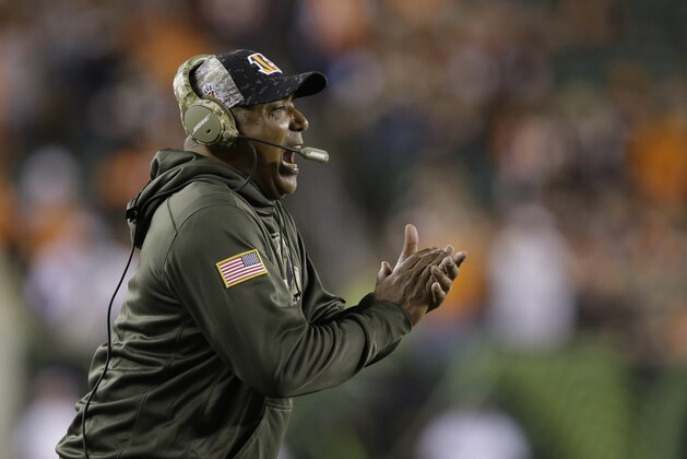 Cincinnati Bengals head coach Marvin Lewis works the sidelines in the second half of an NFL football game against the Cleveland Browns, Thursday, Nov. 5, 2015, in Cincinnati. The Bengals won 31-10. (AP Photo/Darron Cummings)