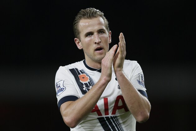 Tottenham’s Harry Kane applauds the fans after the English Premier League soccer match between Arsenal and Tottenham Hotspur at the Emirates Stadium in London, Sunday Nov. 8, 2015. (AP Photo/Tim Ireland) Tottenham’s Harry Kane applauds the fans after the English Premier League soccer match between Arsenal and Tottenham Hotspur at the Emirates Stadium in London, Sunday Nov. 8, 2015. (AP Photo/Tim Ireland)
