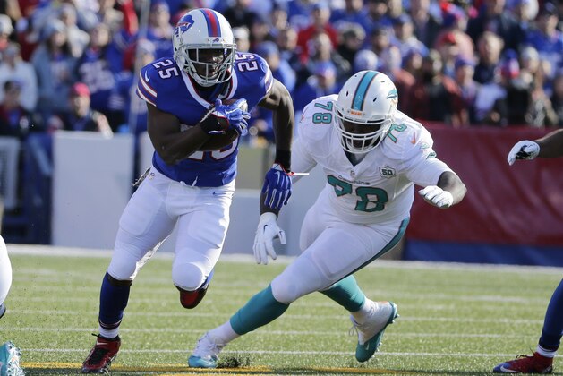 Buffalo Bills running back LeSean McCoy #25 gets away from Miami Dolphins defensive end Terrence Fede (78) to begin his touchdown run during the first half of an NFL football game Sunday, Nov. 8, 2015, in Orchard Park, N.Y. (AP Photo/Bill Wippert)