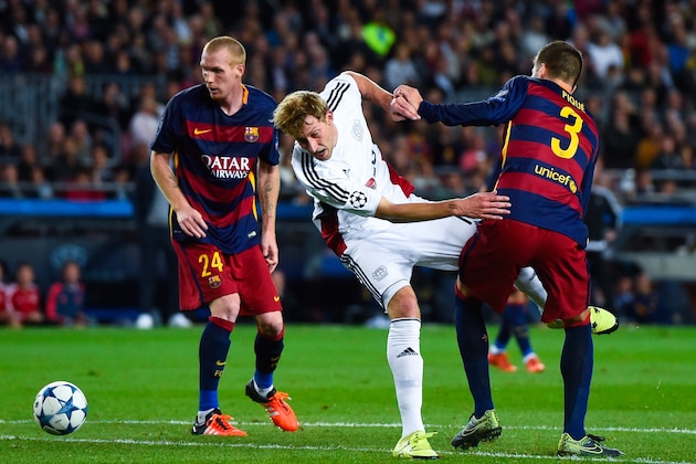 BARCELONA, SPAIN - SEPTEMBER 29:  Stefan Kiessling of Bayer 04 Leverkusen competes for the ball with Jeremy Mathieu (L) and Gerard Pique of FC Barcelona during the UEFA Champions League Group E match between FC Barcelona and Bayer 04 Leverkusen on September 29, 2015 in Barcelona, Spain.  (Photo by David Ramos/Getty Images)
