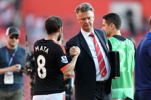 SOUTHAMPTON, ENGLAND - SEPTEMBER 20:  Louis van Gaal Manager of Manchester United shakes hands with Juan Mata of Manchester United after the Barclays Premier League match at St Mary's stadium between Southampton and Manchester United on September 20, 2015 in Southampton, United Kingdom.  (Photo by Catherine Ivill - AMA/Getty Images)