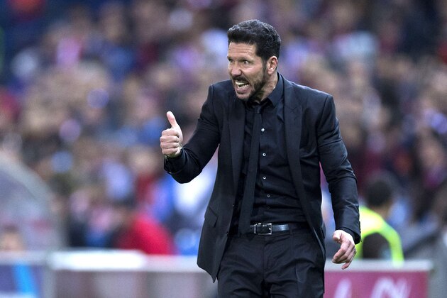 MADRID, SPAIN - NOVEMBER 08: Head coach Diego Pablo Simeone of Atletico de Madrid gives instructions during the La Liga mathc bewteen Club Atletico de Madrid and Real Sporting de Gijon at Vicente Calderon Stadium on November 8, 2015 in Madrid, Spain.  (Photo by Gonzalo Arroyo Moreno/Getty Images)