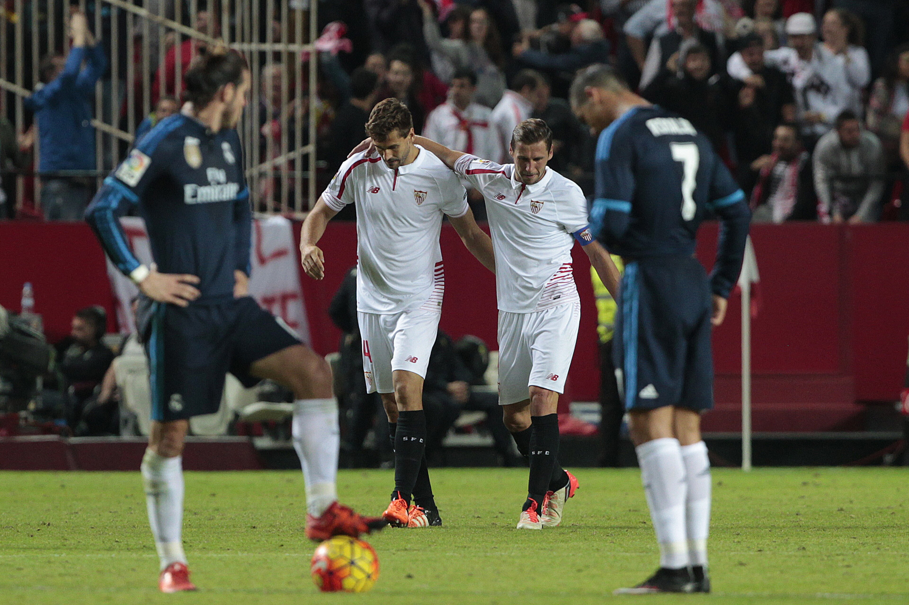 Sevilla's Llorente, second right, celebrates with teammate Grzegorz Krychowiak after scoring against Real Madrid during their La Liga soccer match at the Ramon Sanchez Pizjuan stadium, in Seville, Spain on Sunday, Nov. 8, 2015. (AP Photo/Angel Fernandez) Sevilla's Llorente, second right, celebrates with teammate Grzegorz Krychowiak after scoring against Real Madrid during their La Liga soccer match at the Ramon Sanchez Pizjuan stadium, in Seville, Spain on Sunday, Nov. 8, 2015. (AP Photo/Angel Fernandez)
