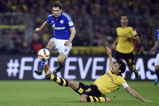 Schalke's Leon Goretzka, left, and Dortmund's Mats Hummels challenge for the ball during the German Bundesliga soccer match between Borussia Dortmund and FC Schalke 04 in Dortmund, Germany, Sunday, Nov. 8, 2015. (AP Photo/Martin Meissner)