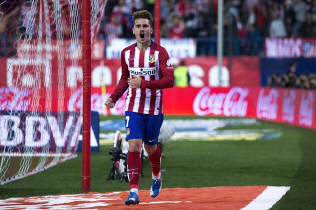 MADRID, SPAIN - NOVEMBER 08:  Antoine Griezmann of Atletico de Madrid celebrates scoring their opening goal during the La Liga mathc bewteen Club Atletico de Madrid and Real Sporting de Gijon at Vicente Calderon Stadium on November 8, 2015 in Madrid, Spain.  (Photo by Gonzalo Arroyo Moreno/Getty Images)
