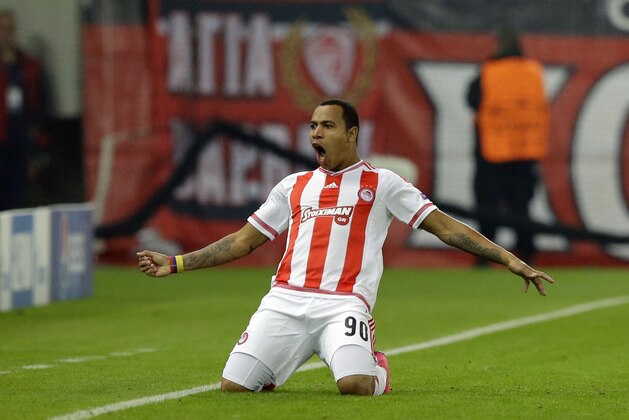 Olympiakos' Felipe Pardo celebrates after scoring his team's goal during the Champions League Group F soccer match between Olympiakos and Dinamo Zagreb at Georgios Karaiskakis stadium in Piraeus port, near Athens, Wednesday, Nov. 4, 2015. (AP Photo/Thanassis Stavrakis)