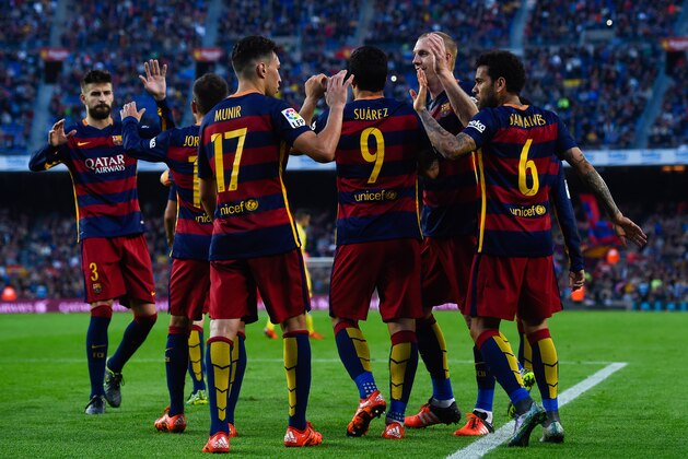 BARCELONA, SPAIN - NOVEMBER 08:  Luis Suarez (C) of FC Barcelona celebrates with his teammate after scoring his team's second goal from the penalty spot during the La Liga match between FC Barcelona and Villarreal CF at Camp Nou on November 8, 2015 in Barcelona, Spain.  (Photo by David Ramos/Getty Images)
