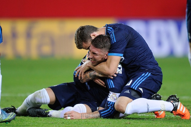 SEVILLE, SPAIN - NOVEMBER 08:   Sergio Ramos of Real Madrid reacts after getting injured while scoring his team's opening goal during the La Liga match between Sevilla FC and Real Madrid CF at Estadio Ramon Sanchez Pizjuan on November 8, 2015 in Seville, Spain.  (Photo by Denis Doyle/Getty Images)