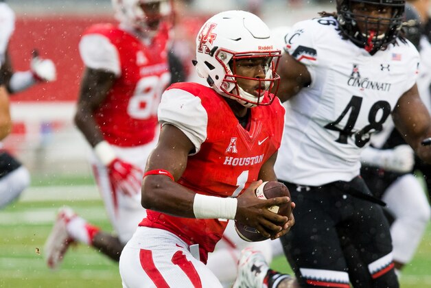 Houston quarterback Greg Ward Jr. (1) runs the ball for yardage during the first half of an NCAA college football game against Cincinnati at TDECU Stadium, Saturday, Nov. 7, 2015, in Houston. (AP Photo/Juan DeLeon)